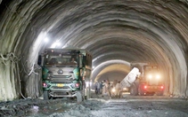 Công nhân đào hầm Đèo Bụt xuyên núi trị giá hơn 1.000 tỷ đồng qua Hà Tĩnh