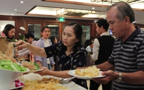 Nhà hàng buffet chay kín chỗ ngày Vu lan, chủ phải xuống làm phụ bếp để kịp phục vụ khách