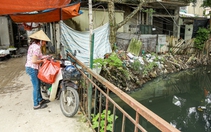 Dự án cống hóa mương tại Hà Nội dừng thi công khiến người dân sống chung với "bể phốt lộ thiên"