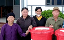 Tổ chức Samaritan's Purse (Hoa Kỳ) chia sẻ khó khăn với bà con vùng lũ Lào Cai