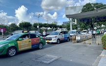 Tài xế taxi, khách hàng cùng hoảng hốt khi bị áp thêm nhiều khoản phí ra vào sân bay Tân Sơn Nhất từ tháng 4