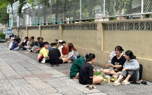 Thương hiệu lớn vắng khách nhưng cà phê bệt xếp hàng mua ở TP.HCM
