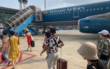 Đừng để du lịch Việt “thua trên sân nhà” vì vé máy bay