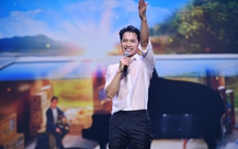 Chủ tịch ACB Trần Hùng Huy tung loạt ảnh cực phẩm hát, nhảy dưới mưa, tuyên bố chỉ xài Facebook, không chơi TikTok