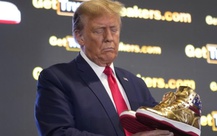Ông Donald Trump ra mắt mẫu giày vàng ánh kim giá 399 USD