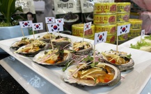 Cá bơn, hàu, bào ngư Hàn Quốc giảm giá tại siêu thị