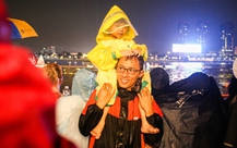 Cuối tuần, người dân TP.HCM đội mưa tham gia Lễ hội sông nước 2024           
