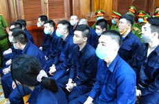 Clip: Xét xử 16 bị cáo liên quan vụ chém chết trùm giang hồ Quân “xa lộ”