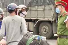 Quảng Ngãi:
Người lao động từ vùng có dịch phía Nam đang ồ ạt về quê bằng xe máy
