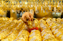 Cập nhật giá vàng hôm nay 12/4: Vàng liên tục ”đánh bay” các mức giá, người dân vẫn chen chân mua vàng "đu đỉnh"