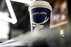 Từng nộp đơn xin phá sản, Luckin Coffee đã 'đánh bại' Starbucks tại Trung Quốc: Chiến lược cạnh tranh cực kỳ 'cơ bản'