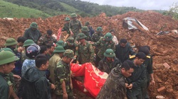 Quảng Trị: Phó Tham mưu trưởng quân khu 4 báo cáo Phó Thủ tướng Trịnh Đình Dũng việc cứu hộ, cứu nạn ở Hướng Hóa