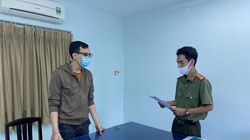 Tống đạt quyết định khởi tố bị can nam tiếp viên Vietnam Airlines làm lây lan dịch Covid-19