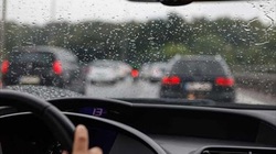 Kinh nghiệm tránh nguy hiểm khi lái xe dưới trời mưa gió 