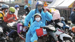 Người dân xếp hàng ở cửa ngõ TP.HCM chờ xét nghiệm Covid-19 để về quê 