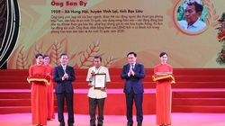 Video: Chủ tịch Quốc hội Vương Đình Huệ và Chủ tịch Hội Nông dân Việt Nam trao danh hiệu cho các nông dân xuất sắc