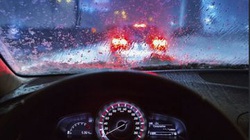 Kinh nghiệm tài xế Việt cần biết khi lái xe ô tô dưới trời mưa bão