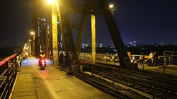 Cầu Long Biên đông đúc người hóng gió, bất chấp lệnh giãn cách xã hội