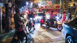 Ngày giãn cách cuối cùng, người dân rủ nhau lên phố cổ dạo chơi trung thu