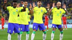 Cùng nhảy điệu Samba, HLV Tite và cầu thủ Brazil bị chỉ trích