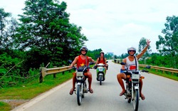 Khách Tây rỉ tai nhau mẹo ‘sống sót’ khi đi xe máy ở Việt Nam