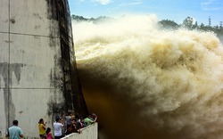 Tin nóng: Thủy điện Hòa Bình mở cửa xả lũ lịch sử, miền Bắc nguy cơ ngập úng