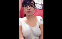 Gái xinh hồn nhiên khoe ngực trên livestream