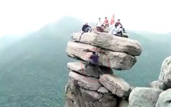 Clip: "Thót tim" cảnh nhóm phượt thủ chinh phục “mỏm đá sống ảo” ở Quảng Ninh