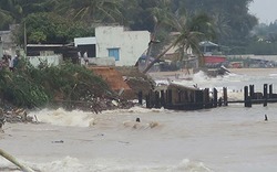 Sóng biển 5 m đánh sập nhiều căn nhà ở làng chài Phan Thiết