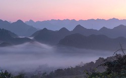 Cảnh “núi ấp ôm mây” tuyệt đẹp trên cao nguyên đá Đồng Văn.