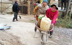 Người Nậm Cắn vận chuyển từng can nước để làm nông thôn mới