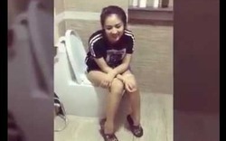 Nam thanh niên xông vào nhà vệ sinh để troll bạn gái đang làm "chuyện ấy"