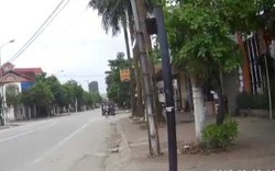 Nữ Ninjia vượt đèn đỏ khiến nam thanh niên chạy xe máy ngã bổ nhào ra đường