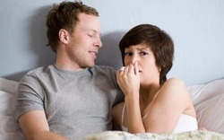 Truyện cười: Bắt chồng phải cấy bệnh... hôi nách