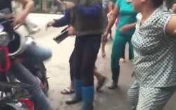 Video clip Nữ sinh cầm dao đuổi chém bạn học ngay cổng trường