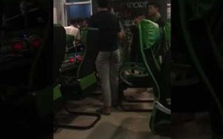 Video clip: Con trốn học ra net chơi game, bố tức giận phá tan 27 máy tính của quán net