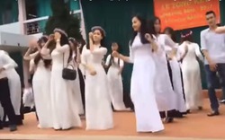 Dàn nữ sinh mặc áo dài làm cơ trưởng đứng bắt nhịp quẩy trước toàn trường trong lễ bế giảng