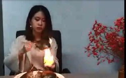 Video clip: ''Thánh nữ công sở'' đốt lửa nướng cá trên tay 