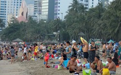 Người dân "rủ nhau" ra biển Nha Trang 'tắm xả xui' ngày Tết Đoan Ngọ