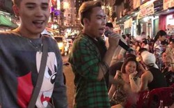 Video Clip: Tùng Sơn gây náo loạn Bùi Viện khi hát Hit Nơi Này Có Anh