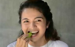 Phản ứng đáng yêu của cô gái xinh xắn khi ăn chua khiến triệu người thích thú