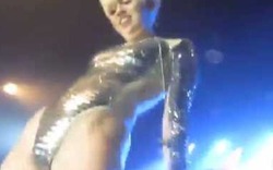 SỐC!!! Miley Cyrus cho fan sờ vào "vùng kín" của mình?