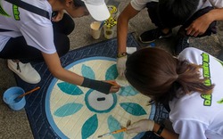Thiếu niên Hà Nội hào hứng vẽ nắp cống nhằm "Tô đẹp Hồ Gươm"