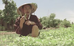 Ca sĩ Quang Vinh cuốc đất, trồng rau