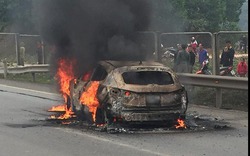 Xe ô tô Mazda 3 bốc cháy ngay trên cao tốc Hà Nội - Thái Nguyên
