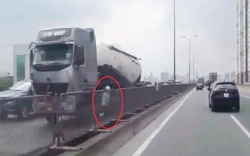 Kinh hoàng cô gái phóng xe máy ngược làn đường trên cao, ô tô chạy 70km/h không đuổi kịp