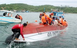 30 phút cứu nhóm du khách trên ca nô lật ở vịnh Nha Trang