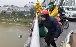 Quăng từ ban thờ, bát hương, đủ thứ xuống sông, hồ tiễn Táo quân chầu trời