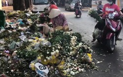 Hàng tấn hoa bị vứt sau ngày 8/3, người dân tiếc rẻ mang về chưng