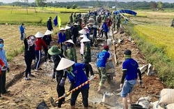 Quảng Ngãi: 600 đoàn viên giúp dân làm 1km đường xong trong 1 ngày